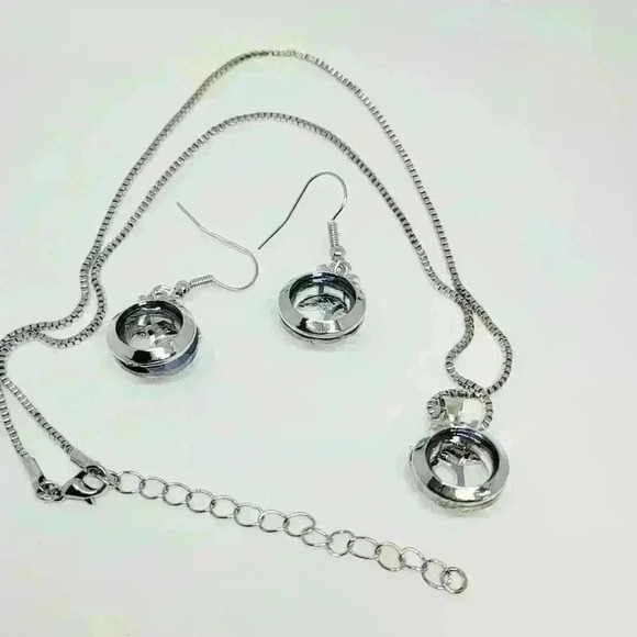 NWOT Beautiful Silver and Blue Necklace and Earrings Set w/Gift Box - Picture 5 of 6